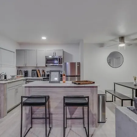 New Montrose Gem! Central To Museum District & Downtown Houston